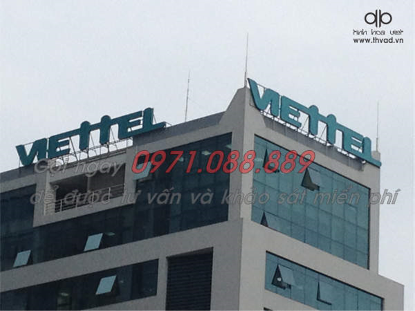 Biển quảng cáo với bộ chữ gắn trên tòa nhà của Tập đoàn Viễn thông Quân đội (VIETTEL)